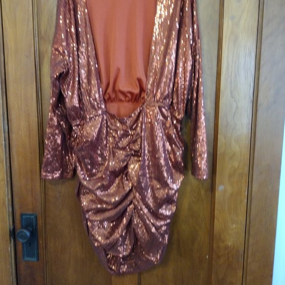 Backless embellished ruched nini dress - Picture 3 of 10